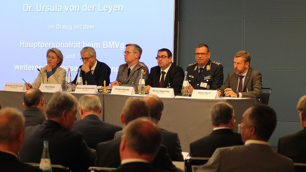 Bei der Informationsveranstaltung ging Ursula von der Leyen auch auf die eingeleiteten Trendwenden ein. Jahreslanges Sparen habe Spuren hinterlassen, so die Verteidigungsministerin. Foto: DBwV/Hahn