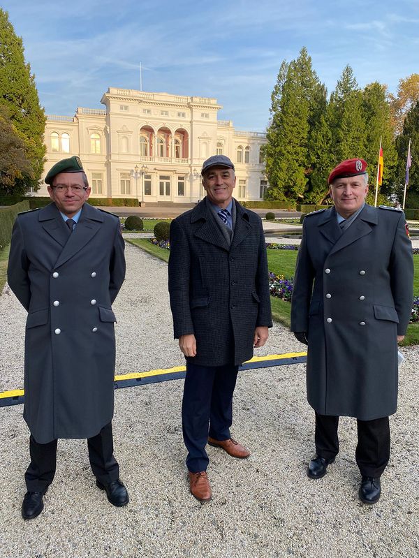 Oberstabsfeldwebel a.D. Jürgen Görlich (M.) und Stabsfeldwebel Thomas Schwappacher (l.) vertraten den DBwV beim Gelöbnis in Bonn. Foto: DBwV