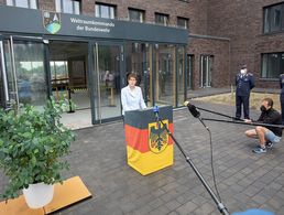 Verteidigungsministerin Annegret Kramp-Karrenbauer stellte sich nach der Aufstellung des neuen Weltraumkommandos den Fragen der Presse. Foto: Bundeswehr/Timmig
