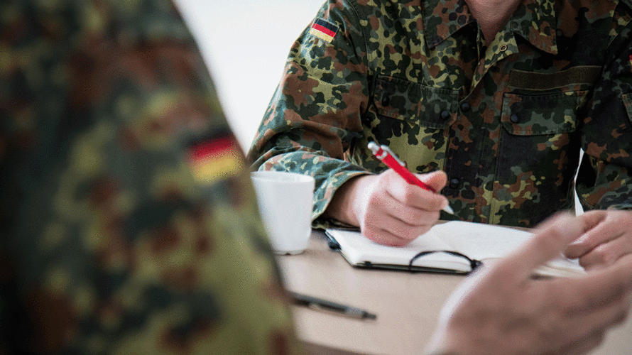 Ob zivil oder in Uniform: Alle Menschen in der Bundeswehr sind in der Familie Deutscher BundeswehrVerband von der Basis an vertreten. Foto: DBwV/Zacharie Scheurer