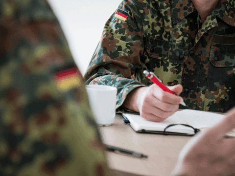 Ob zivil oder in Uniform: Alle Menschen in der Bundeswehr sind in der Familie Deutscher BundeswehrVerband von der Basis an vertreten. Foto: DBwV/Zacharie Scheurer