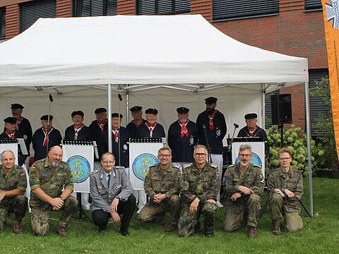 Der Kameradschaftsvorstand Westerstede mit dem Shantychor der Marinekameradschaft. Foto: LV Nord