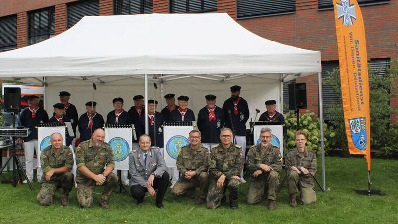 Der Kameradschaftsvorstand Westerstede mit dem Shantychor der Marinekameradschaft. Foto: LV Nord