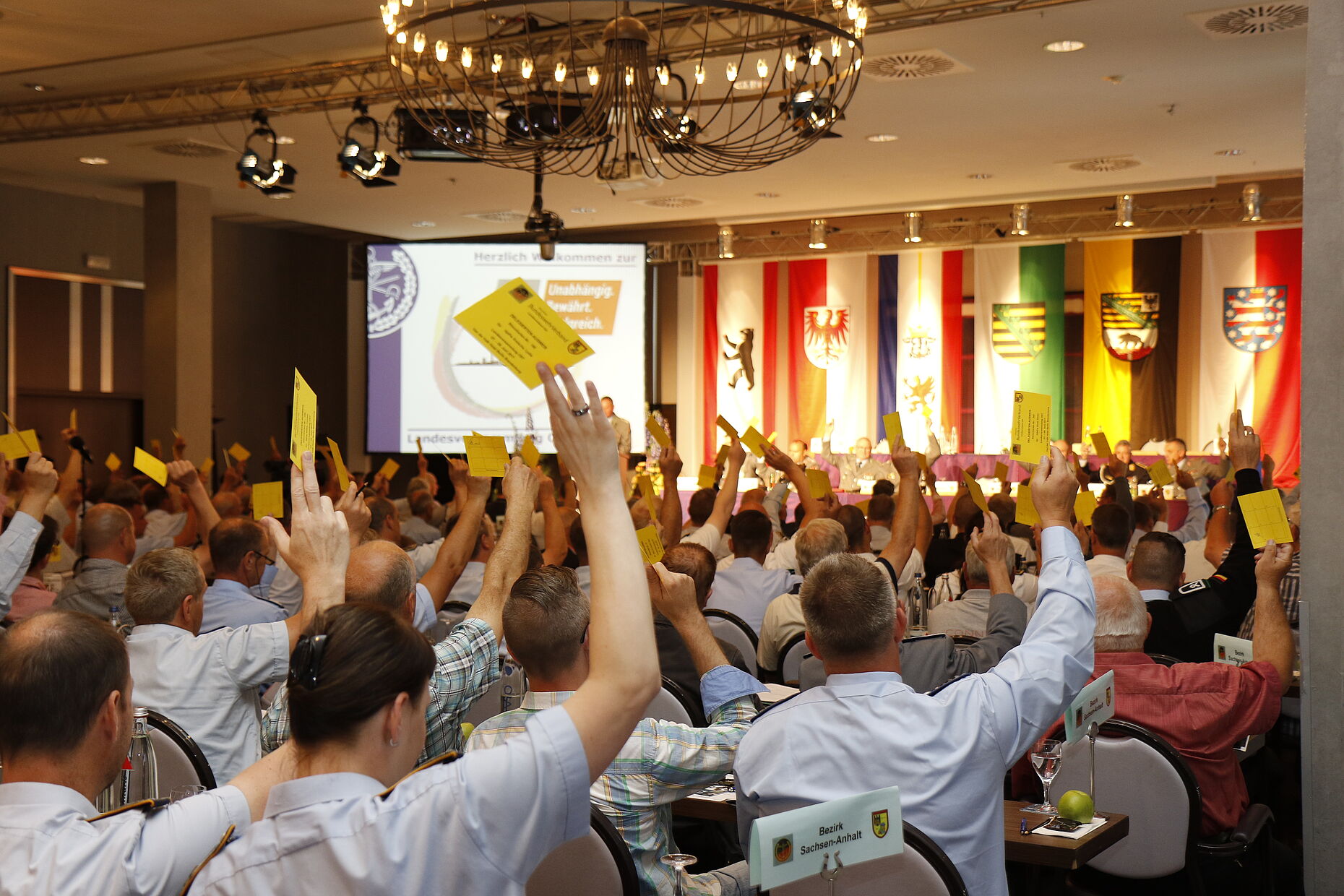 Jede Stimme zählt: Die Delegierten der Landesversammlung bei einer der zahlreichen Abstimmungen Foto: DBwV/Kleinemas