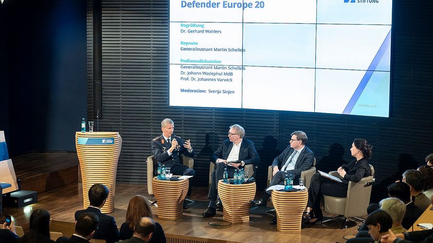 Auf dem Podium: Generalleutnant Martin Schelleis, Inspekteur SKB (v. l.), Politikwissenschaftler Johannes Varwick, Verteidigungspolitiker Johann Wadephul (CDU) und Moderatorin Svenja Sinjen. Foto: Marco Urban/KAS 