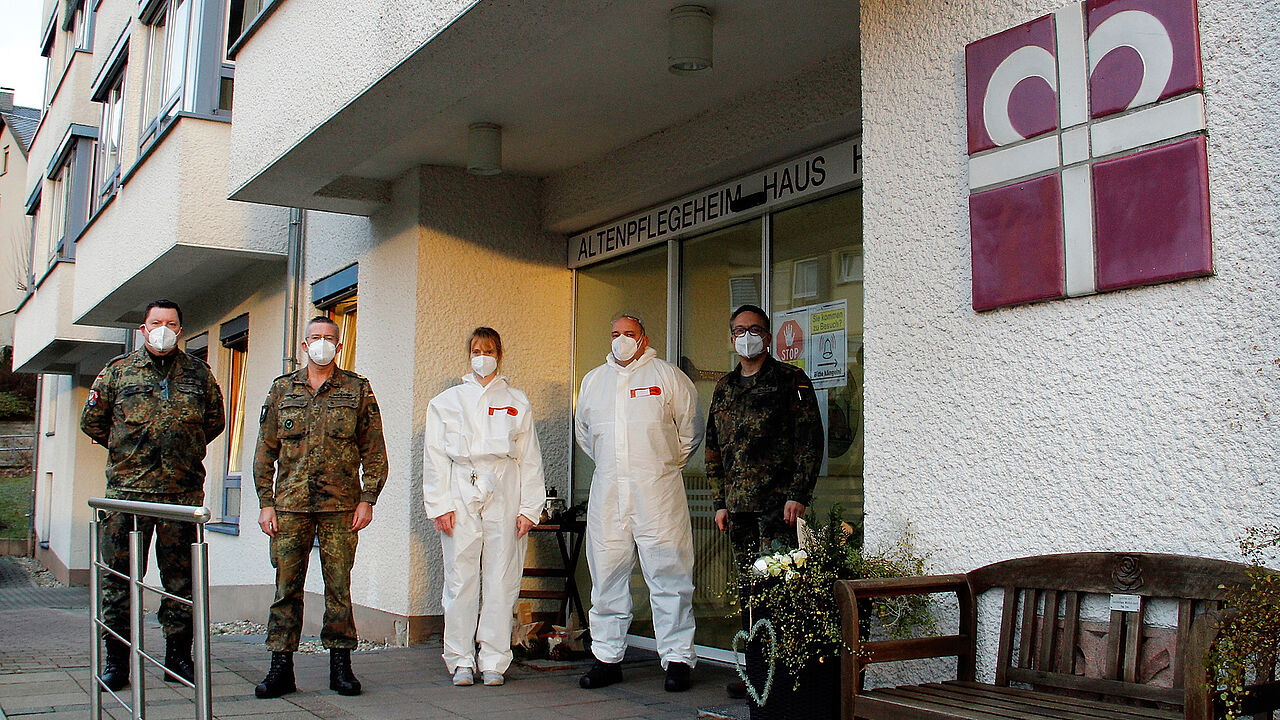 Gruppenfoto vor dem Pflegeheim - hinter den Masken sind versteckt (v.l.n.r.): Oberstleutnant Christoph Caspari (Kreisverbindungskommando Rhein-Lahn), Generalmajor André Bodemann (Kdr ZInFü), Karin Quirmbach (Leiterin der Einrichtung Haus Hohe Lay), Oberleutnant Dominik Degener (Koordinator des Einsatzes vor Ort) und Oberstleutnant Michael Schwab (BezVors Bez 8 „Rheinland“). Foto: Alexandra Caspari