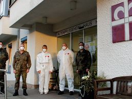 Gruppenfoto vor dem Pflegeheim - hinter den Masken sind versteckt (v.l.n.r.): Oberstleutnant Christoph Caspari (Kreisverbindungskommando Rhein-Lahn), Generalmajor André Bodemann (Kdr ZInFü), Karin Quirmbach (Leiterin der Einrichtung Haus Hohe Lay), Oberleutnant Dominik Degener (Koordinator des Einsatzes vor Ort) und Oberstleutnant Michael Schwab (BezVors Bez 8 „Rheinland“). Foto: Alexandra Caspari