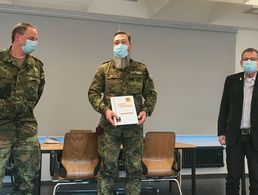 Vorsitzender Stabsfeldwebel Guido Ruoß (v.l.), Stabsfeldwebel Sascha Ferner mit DBwV-Verdienstnadel in Bronze, Bezirksvorsitzender Harald Lott. Foto: sTruKa Pfullendorf