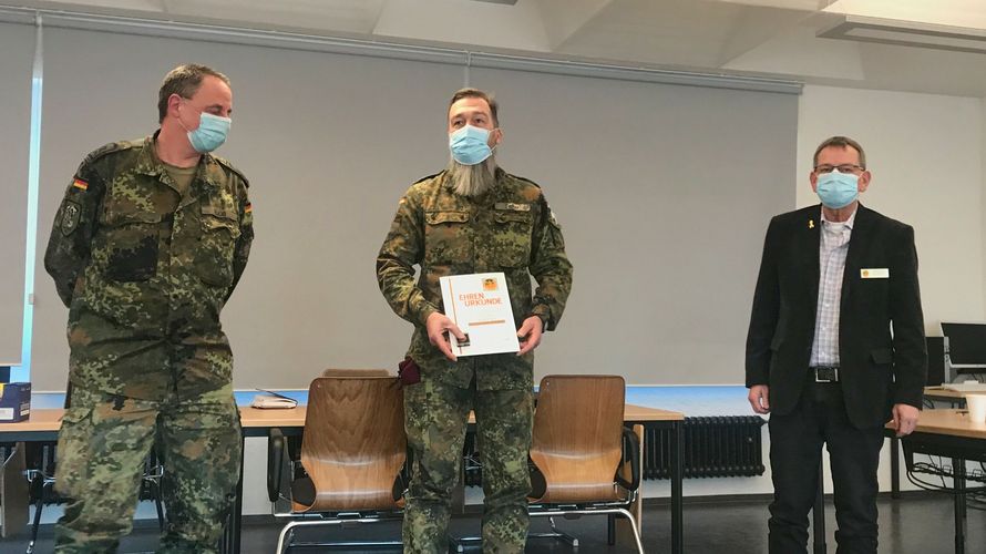 Vorsitzender Stabsfeldwebel Guido Ruoß (v.l.), Stabsfeldwebel Sascha Ferner mit DBwV-Verdienstnadel in Bronze, Bezirksvorsitzender Harald Lott. Foto: sTruKa Pfullendorf