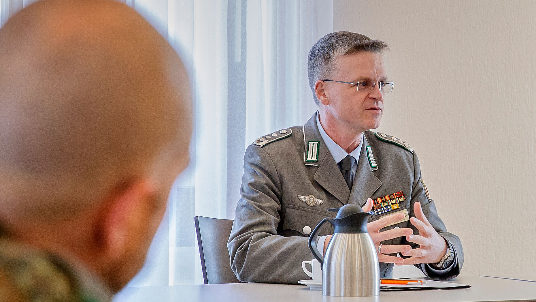 Bundesvorsitzender Oberst André Wüstner im Gespräch mit Mandatsträgern der Hammelburger Kameradschaften. Foto: Christoph Orth