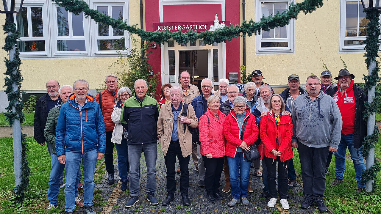 Nach dem Ausflug in die Geschichte der Luftfahrt in der Flugwerft Oberschleißheim tauschten die Mitglieder der Kameradschaft ERH Kaufbeuren ihre Eindrücke im Klostergasthaus St. Ottilien aus. Foto: we