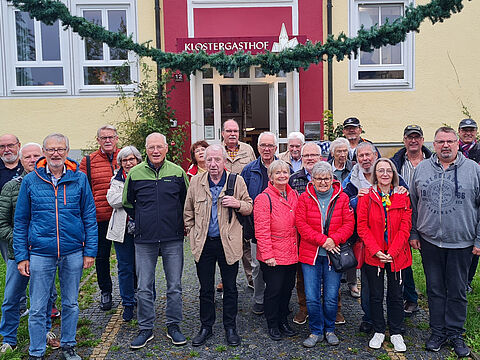 Nach dem Ausflug in die Geschichte der Luftfahrt in der Flugwerft Oberschleißheim tauschten die Mitglieder der Kameradschaft ERH Kaufbeuren ihre Eindrücke im Klostergasthaus St. Ottilien aus. Foto: we