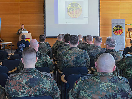 Bei der Wahlversammlung der sTruKa Pfullendorf würdigte Oberst Christian Schoebel, Kommandeur des Ausbildungszentrums Spezialoperationen, in seinem Grußwort die Leistungen des DBwV. Foto: David Koch