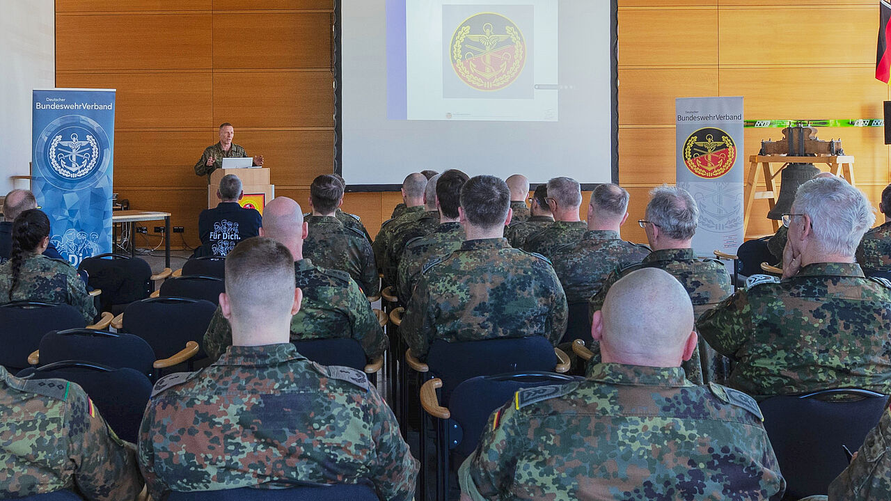 Bei der Wahlversammlung der sTruKa Pfullendorf würdigte Oberst Christian Schoebel, Kommandeur des Ausbildungszentrums Spezialoperationen, in seinem Grußwort die Leistungen des DBwV. Foto: David Koch