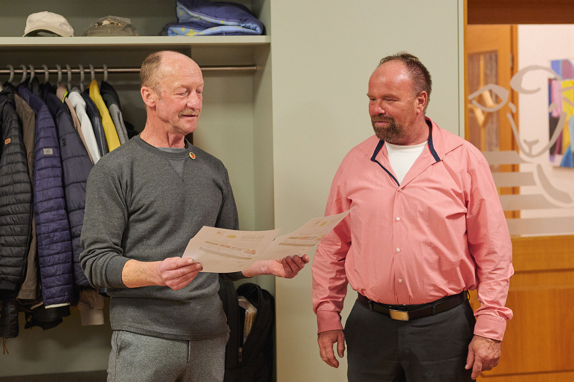 Überraschung für Oberstabsfeldwebel a.D. Gerd-Josef Bopp: Vorsitzender Bernd Uiffinger überreichte dem Bezirksvorsitzenden als persönlichen Dank Eintrittskarten zur Landesgartenschau in Ellwangen. Foto: Ingo Kaminsky