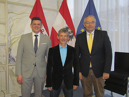 Die Referenten – Brigadier Mag. Klaus Klingenschmied (von links) (Österreich), der Militärpsychologe Prof. Dr. Hubert Annen (Schweiz) und Generalleutnant a.D. Alfons Mais (Deutschland) – zeichneten ein teils ernüchterndes Bild der sicherheitspolitischen Lage. Foto: Christoph Auer