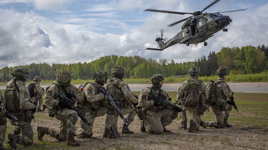Ein Mehrzweckhubschrauber NH-90 des Heeres nimmt bei einer Übung litauische Soldaten auf. Auch um die NATO-Fähigkeitsziele zu erreichen, muss die Truppe kräftig aufwachsen – personell wie materiell. Entsprechend muss auch der Verteidigungshaushalt angehoben werden. Foto: Bundeswehr/Bill Drechsler