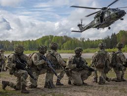 Ein Mehrzweckhubschrauber NH-90 des Heeres nimmt bei einer Übung litauische Soldaten auf. Auch um die NATO-Fähigkeitsziele zu erreichen, muss die Truppe kräftig aufwachsen – personell wie materiell. Entsprechend muss auch der Verteidigungshaushalt angehoben werden. Foto: Bundeswehr/Bill Drechsler