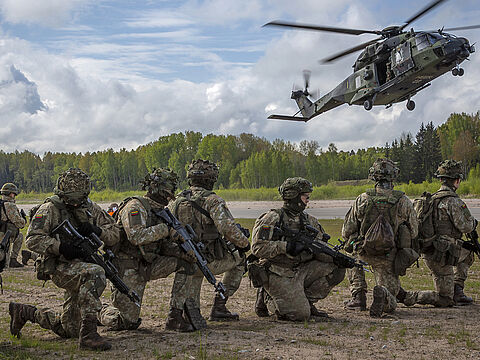 Ein Mehrzweckhubschrauber NH-90 des Heeres nimmt bei einer Übung litauische Soldaten auf. Auch um die NATO-Fähigkeitsziele zu erreichen, muss die Truppe kräftig aufwachsen – personell wie materiell. Entsprechend muss auch der Verteidigungshaushalt angehoben werden. Foto: Bundeswehr/Bill Drechsler