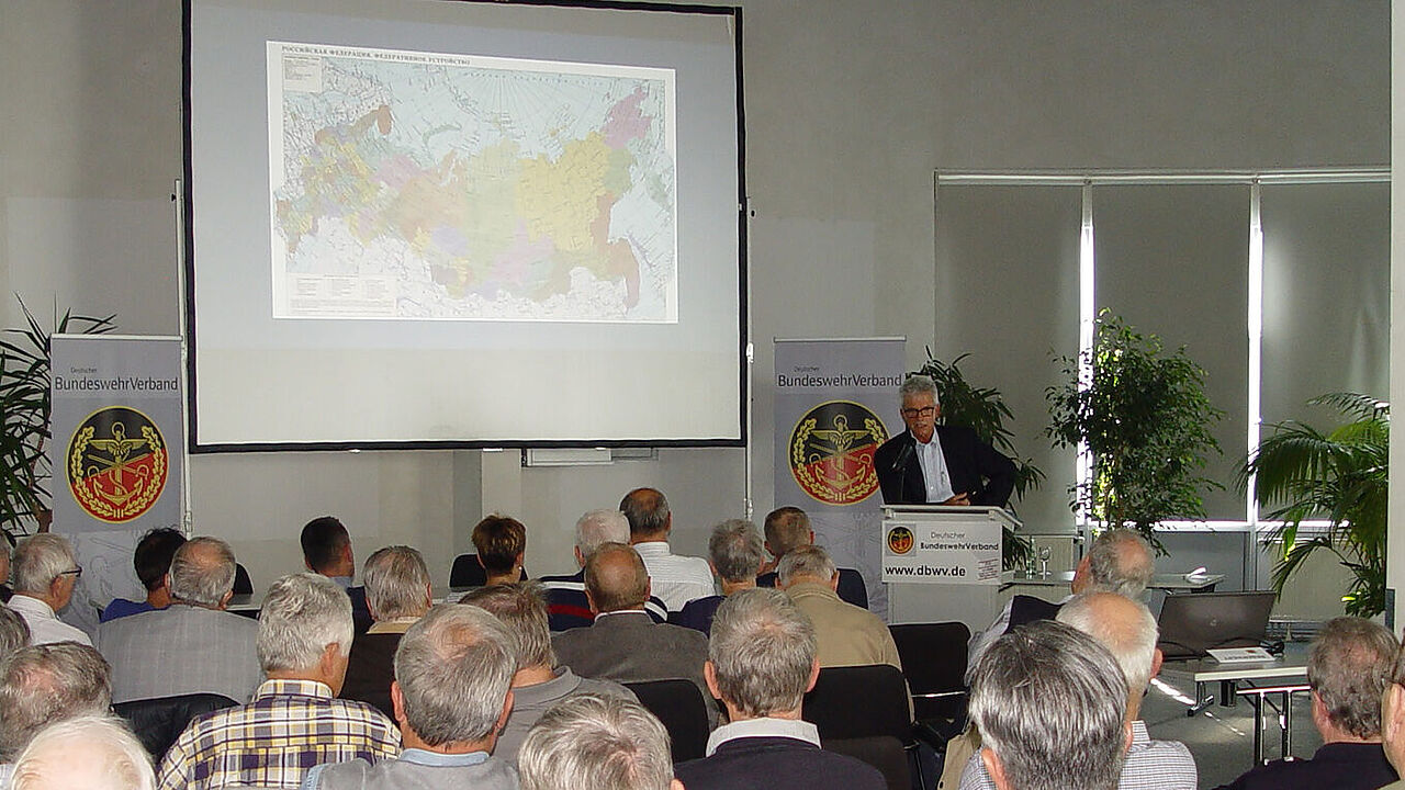 Interessiert verfolgen die Besucher den Vortrag. Foto: DBwV/Mehner