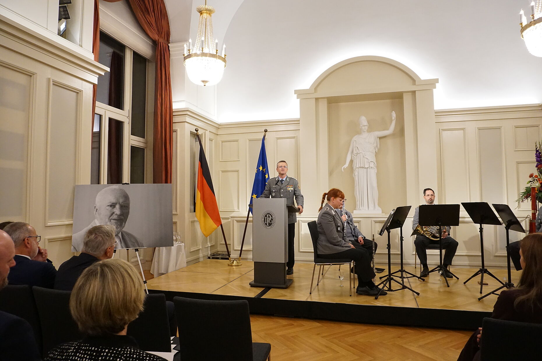 „Ich bin stolz, sein Nach-Nachfolger zu sein", sagte Oberst André Wüstner, der auch Stiftungsratsvorsitzender der Härtefallstiftung ist. Foto: DBwV/Eva Krämer
