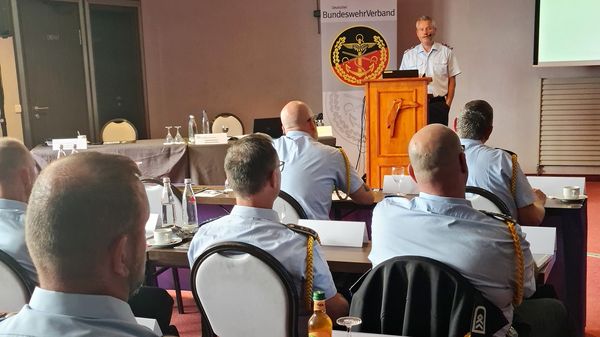 Oberstleutnant i.G. Dr. Detlef Buch bei seinem Einführungsvortrag. Foto: Michael Ebersbach