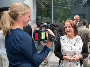 Hauptfeldwebel Steffi Matz (r.) im Gespräch mit der Journalistin Juliane Möcklinghoff, die ein halbes Jahr lang deutsche Invictus-Teilnehmer begleitet hat. Foto: Bombeke