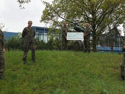 Oberstleutnant i.G. Dr. Detlef Buch (hinten r.), Vorsitzender Fachbereich Besoldung, Haushalt und Laufbahnrecht, ist vom Vorstand der SVS nach Fürstenfeldbruck gefahren, um den Scheck entgegenzunehmen. Foto: SVS