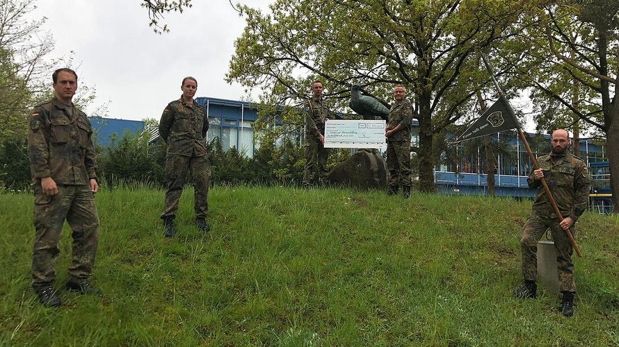 Oberstleutnant i.G. Dr. Detlef Buch (hinten r.), Vorsitzender Fachbereich Besoldung, Haushalt und Laufbahnrecht, ist vom Vorstand der SVS nach Fürstenfeldbruck gefahren, um den Scheck entgegenzunehmen. Foto: SVS