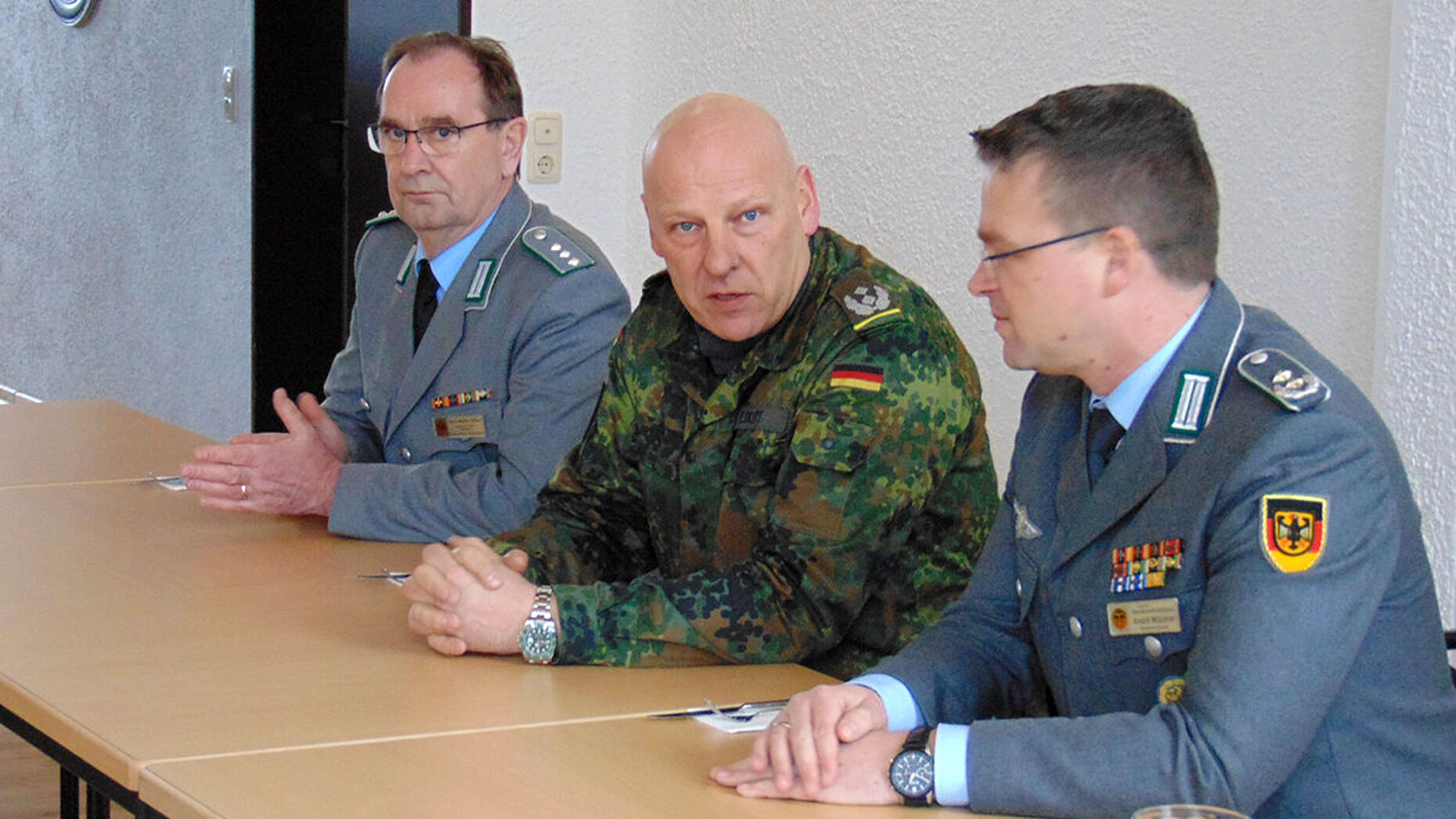 Kommandeur ITBtl 293, Oberstleutnant Jürgen Eckert (r.), begrüßt den Bundesvorsitzenden des DBwV, Oberstleutnant André Wüstner, bei Schneegestöber in der Werdenfelser Kaserne Foto: DBwV/JS