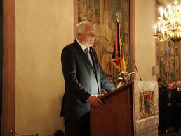 Ministerpräsident Horst Seehofer dankt den deutschen und amerikanischen Soldaten. (Quelle: Bundeswehr, Rabe)