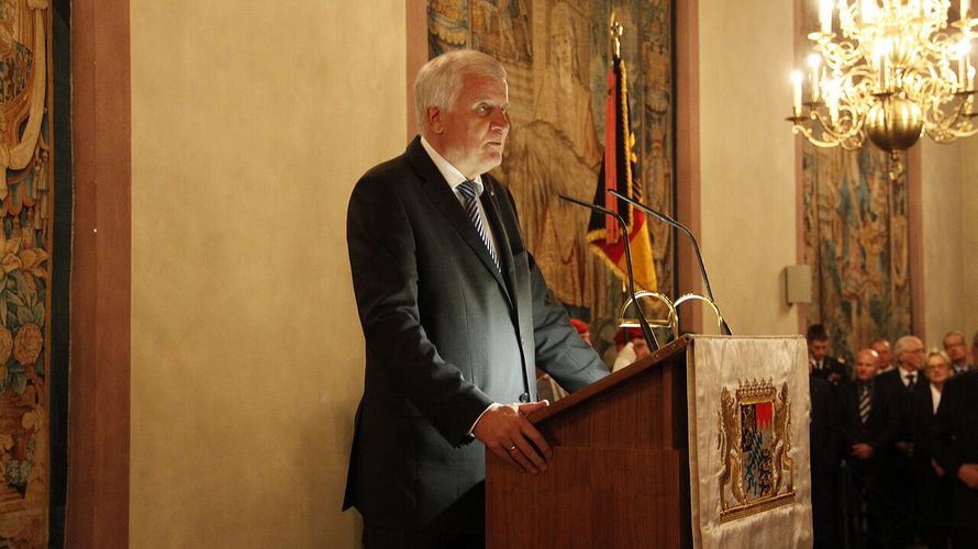 Ministerpräsident Horst Seehofer dankt den deutschen und amerikanischen Soldaten. (Quelle: Bundeswehr, Rabe)