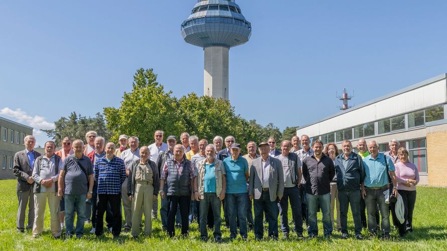 30 Mitglieder der KERH zeigten Interesse am Ausflug in die eigene Vergangenheit – hier vor dem Manchinger Tower der Wehrtechnischen Dienststelle 61.  Foto: Bundeswehr/Pia Galler