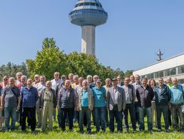 30 Mitglieder der KERH zeigten Interesse am Ausflug in die eigene Vergangenheit – hier vor dem Manchinger Tower der Wehrtechnischen Dienststelle 61.  Foto: Bundeswehr/Pia Galler