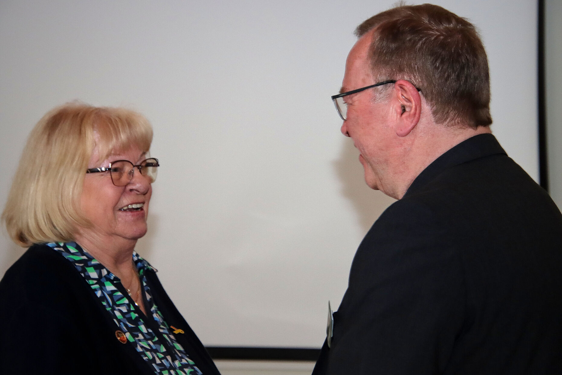 Uschi Herpich erhielt einen Buchpreis mit Widmung des Landesvorsitzenden. Fotos: KERH Sonthofen