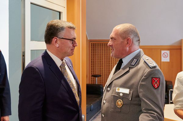 Staatsminister Dr. Florian Herrmann im Gespräch mit Josef Rauch. Foto: DBwV/Ingo Kaminsky