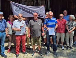 Beim Ausflug der Kameradschaft ERH Oberland in das Markus-Wasmeier-Freilichtmuseum ehrte Vorsitzender Dirk Becker Mitglieder für langjährige Verbandszugehörigkeit. Fotos: KERH Oberland