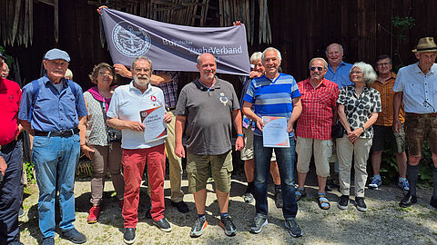 Beim Ausflug der Kameradschaft ERH Oberland in das Markus-Wasmeier-Freilichtmuseum ehrte Vorsitzender Dirk Becker Mitglieder für langjährige Verbandszugehörigkeit. Fotos: KERH Oberland