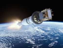 Der Radarsatellit Sentinel 1B wird 2016 mittels einer Sojus-Rakete in den Orbit transportiert. Foto: picture alliance / dpa