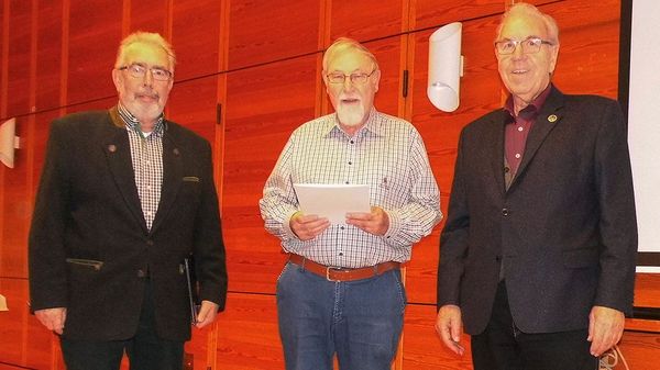 Glückwünsche gab es vor großem Publikum für Stabsfeldwebel a.D. Hermann Josef Claßen und Oberstabsfeldwebel a.D. Detlef Klein durch den Vorsitzenden Oberstabsfeldwebel a.D. Wilhelm Schäfer. Foto: Klaus Gidde