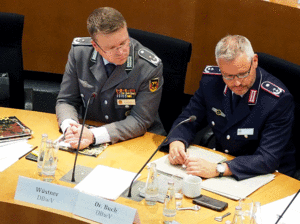 Für den DBwV sprachen der Bundesvorsitzende, Oberstleiútnant André Wüstner (l.), und der Vorsitzende des Fachbereichs Haushalt, Besoldung und Laufbahnrecht, Oberstleutnant i.G. Detlef Buch. Foto: DBwV/Kruse