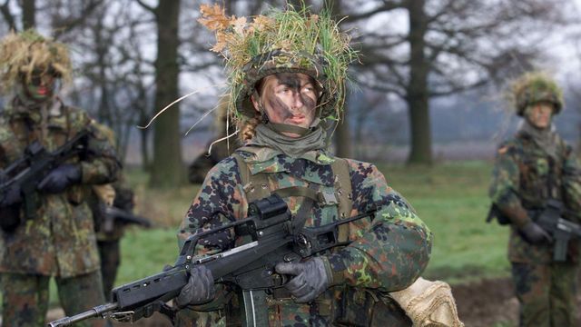 Seit etwas mehr als zwei Jahrzehnten dürfen Frauen bei der Bundeswehr alle Laufbahnen einschlagen. Foto: picture alliance / photothek / Thomas Imo