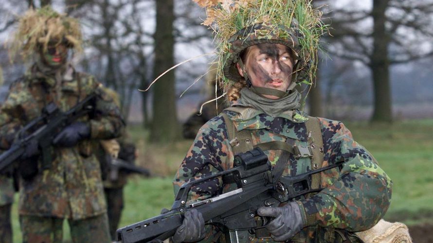 Seit etwas mehr als zwei Jahrzehnten dürfen Frauen bei der Bundeswehr alle Laufbahnen einschlagen. Foto: picture alliance / photothek / Thomas Imo