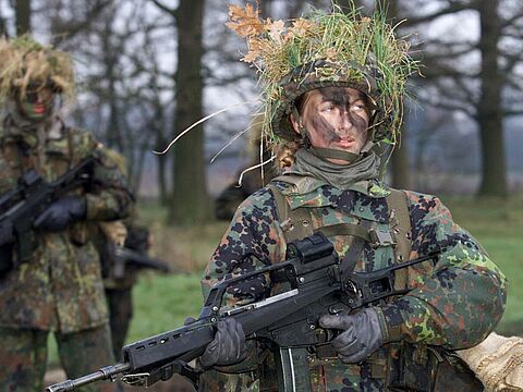 Seit etwas mehr als zwei Jahrzehnten dürfen Frauen bei der Bundeswehr alle Laufbahnen einschlagen. Foto: picture alliance / photothek / Thomas Imo