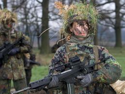 Seit etwas mehr als zwei Jahrzehnten dürfen Frauen bei der Bundeswehr alle Laufbahnen einschlagen. Foto: picture alliance / photothek / Thomas Imo