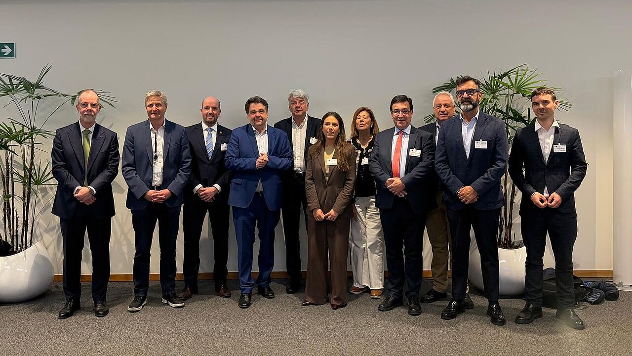 Vertreterinnen und Vertreter aus europäischen Institutionen, Gewerkschaften und öffentlichen Verwaltungen trafen sich in Brüssel. Für den DBwV nahm Regierungsoberamtsrat Sebastian Käding (dritter von links) teil. Foto: DBwV