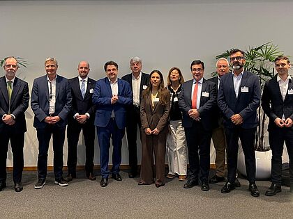 Vertreterinnen und Vertreter aus europäischen Institutionen, Gewerkschaften und öffentlichen Verwaltungen trafen sich in Brüssel. Für den DBwV nahm Regierungsoberamtsrat Sebastian Käding (dritter von links) teil. Foto: DBwV