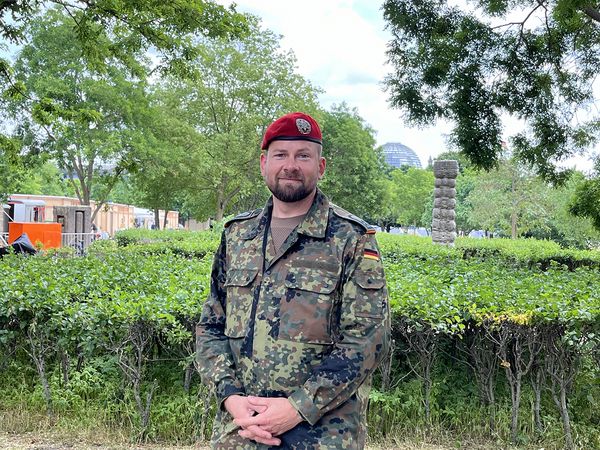 Dieser Feldjäger, der nicht namentlich genannt werden darf, findet es super, dass dem Grundgesetz ein feierlicher Rahmen gegeben wird. Foto: DBwV
