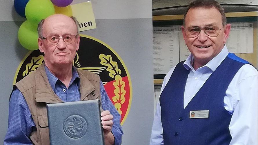 „Wir sind froh, dass wir nach so langer Zeit mal wieder zusammenkommen können“, so Gerhard Aurich (l.) anlässlich seiner Ehrung, die ERH-Landesvorsitzender Rudolf Schmelzer vornahm. Foto: DBwV/KERH Gießen