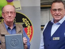 „Wir sind froh, dass wir nach so langer Zeit mal wieder zusammenkommen können“, so Gerhard Aurich (l.) anlässlich seiner Ehrung, die ERH-Landesvorsitzender Rudolf Schmelzer vornahm. Foto: DBwV/KERH Gießen